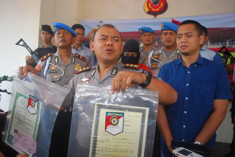 Kepala Polres Bogor Ajun Komisaris Besar AM Dicky menunjukkan sejumlah ijazah palsu di Mapolsek Bogor, Selasa (16/1/2018).