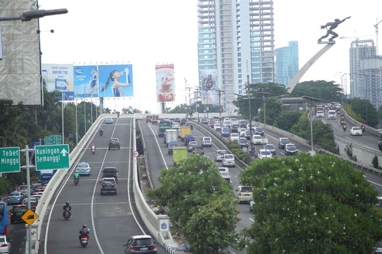 Pengendara melintas di jalan layang Pancoran usai dibuka di Jalan Layang Pancoran, Jakarta, Selasa (16/01/2018). Petugas Kepolisian dan Dinas Bina Marga DKI Jakarta melakukan pembukaan arus lalu lintas jalan layang Pancoran sebagai salah satu upaya untuk mengurangi kemacetan di jalan protokol Ibu Kota