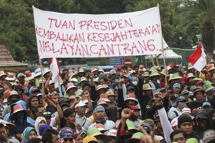 Ratusan Nelayan dari berbagai daerah yang tergabung dalam Aliansi Nelayan Indonesia (ANI) menggelar unjuk rasa di Monas, Jakarta Pusat, Rabu (17/1). Mereka mendesak Pemerintah mencabut Peraturan Menteri Nomor 2/2015 yang mengatur penggunaan alat cantrang oleh nelayan tradisional. ANTARA FOTO/Dhemas Reviyanto/ama/18