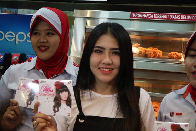 Pedangdut Via Vallen saat mengunjungi restoran cepat saji di ITC Cempaka Mas, Jakarta Timur, Rabu (17/1/2017).