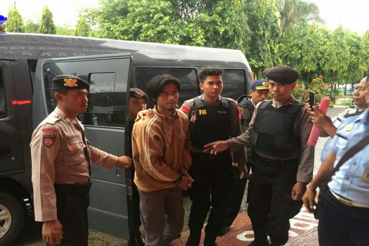 Narapidana Teroris (napiter) Sutrisno dipindahkan dari Lapas Klas II B Takalar ke Lapas Klas 1 A Makassar, Selasa (16/1/2018).