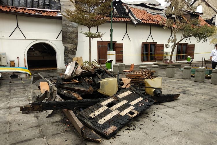 Kondisi Museum Bahari pasca kebakaran, Rabu (17/1/2018). Proses pembersihan dan pemeriksaan terus dilakukan pengelola museum.