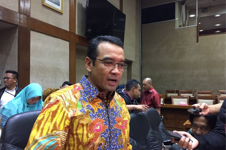 Ketua Komisi VI DPR RI Teguh Juwarno usai memimpin rapat dengar pendapat dengan Kementerian Perdagangan dan pihak terkait membahas tentang kebijakan impor beras di gedung DPR/MPR RI, Jakarta Pusat, Kamis (18/1/2018). 