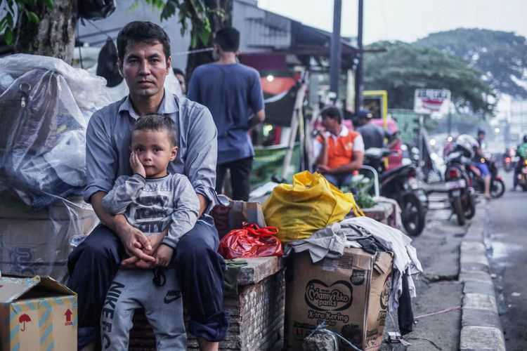 Puluhan warga Afghanistan dan Sudan menempati trotoar di depan Rumah Detensi Imigrasi, Kalideres, Jakarta Barat, Kamis (18/1/2018). Para warga negara asing (WNA) ini sudah menempati trotoar selama kurang lebih satu bulan.