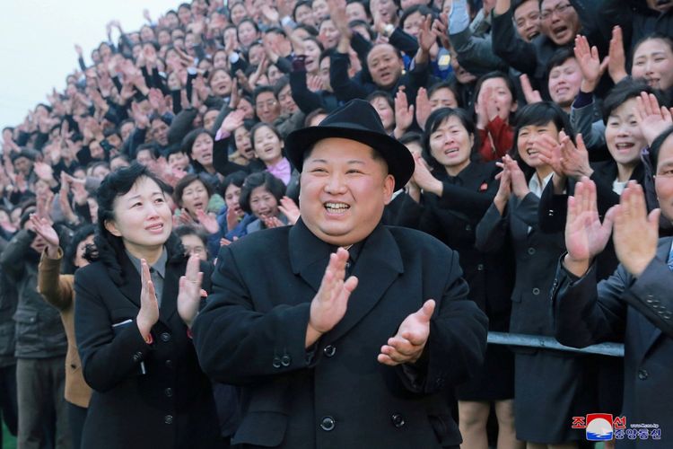 Pemimpin Korea Utara Kim Jong Un bereaksi saat warga bertepuk tangan dalam kunjungannya ke Pyongyang Teacher Training College yang baru direnovasi, dalam foto yang disiarkan oleh Pusat Agensi Berita Korea Utara (KCNA) di Pyongyang, Rabu (17/1/2018). ANTARA FOTO/KCNA/via REUTERS/cfo/18