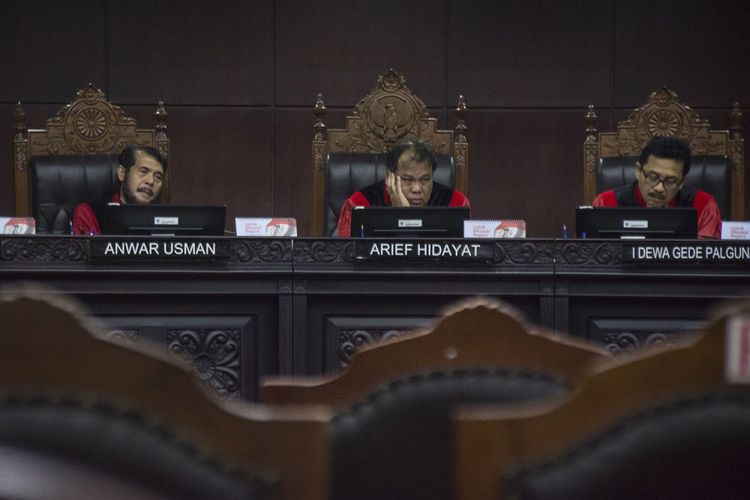 Ketua Majelis Hakim Mahkamah Konstitusi (MK) Arief Hidayat (tengah) didampingi Majelis Hakim MK Anwar Usman (kiri) dan I Dewa Gede Palguna (kanan) memimpin sidang lanjutan uji materi UU Ormas di Ruang Sidang Gedung MK, Jakarta, Kamis (18/1). Sidang tersebut beragendakan mendengarkan keterangan ahli. ANTARA FOTO/Aprillio Akbar/foc/18.