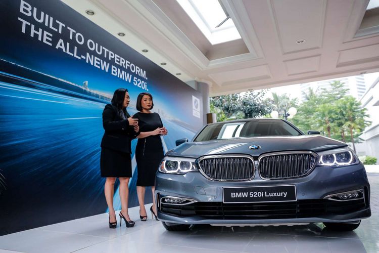 Presiden Direktur BMW Group Indonesia, Karen Lim (kanan) bersama Wakil Direktur Komunikasi Korporat Jodie OTania saat peluncuran All-New BMW 520i di Jakarta, Kamis (18/1/2018). BMW Group Indonesia resmi menghadirkan mobil terbaru di lini BMW seri 5, All-new BMW 520i Luxury Line, yang juga menjadi produk pertama mereka di Indonesia tahun ini.