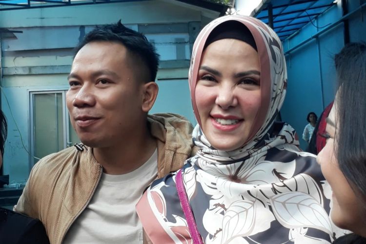 Angel Lelga dan Vicky Prasetyo dalam wawancara di Studio TransTV, Mampang, Jakarta Selatan, Kamis (18/1/2018).