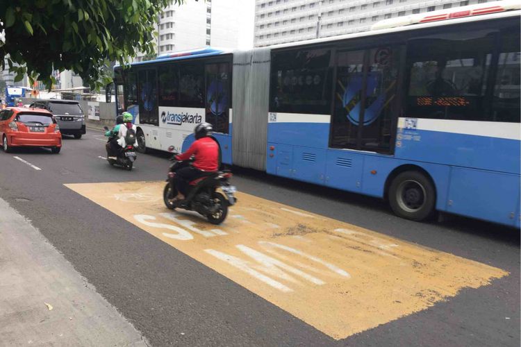 Pemprov DKI membuat penanda jalur khusus sepeda motor untuk memisahkan lintasan roda dua dan roda empat di Jalan MH Thamrin hingga Medan Merdeka Barat,  Kamis (18/1/2018).