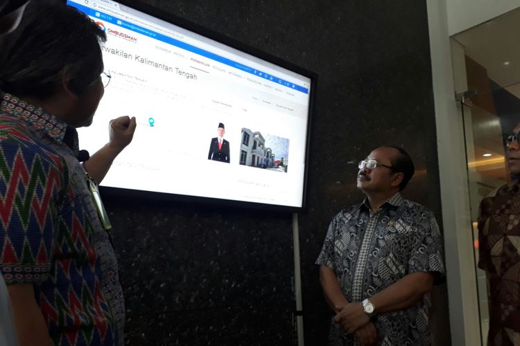 Ketua Ombudsman RI, Amzulian Rifai (kanan foto) saat peluncuran pembaharuan website Ombudsman RI, Kamis (18/1/2018).