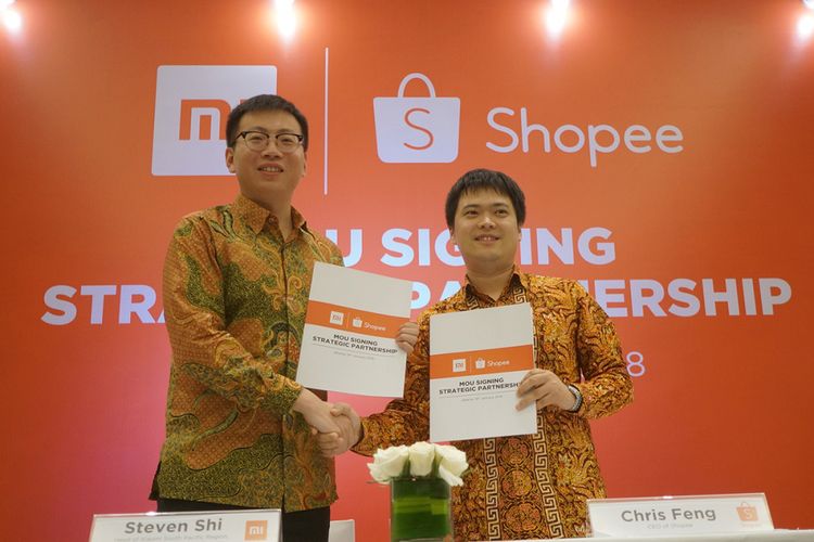 Head of Xiaomi South Pacific Ragion sdan Xiaomi Indonesia Country Manager, Steven Shi (kiri) berpose dengan CEO Shopee Chris Feng dalam acara pengumuman kemitraan kedua pihak di Jakarta, Jumat (19/1/2018).