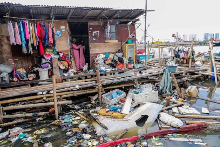 Warga beraktivitas di permukiman kumuh kampung nelayan Muara Baru, Penjaringan, Jakarta Utara, Sabtu (20/1/2018).