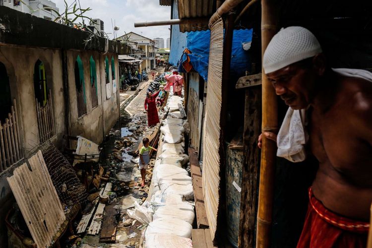 Warga beraktivitas di permukiman kumuh kampung nelayan Muara Baru, Penjaringan, Jakarta Utara, Sabtu (20/1/2018).  Angka kemiskinan di Jakarta saat ini mencapai 3,77 persen dan Pemerintah Provinsi DKI Jakarta menargetkan angka kemiskinan di Ibu Kota turun satu persen dalam kurun waktu lima tahun.