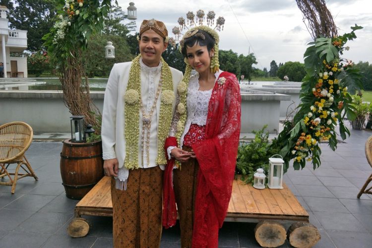 Ardina Rasti dan Arie Dwi Andika berfoto usai menjalani akad nikah di The Lodge Hotel, Jagorawi, Gunung Putri, Jawa Barat, Sabtu (20/1/2018).