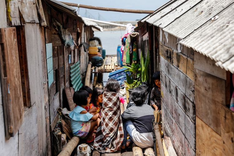 Warga beraktivitas di permukiman kumuh kampung nelayan Muara Baru, Penjaringan, Jakarta Utara, Sabtu (20/1/2018).  