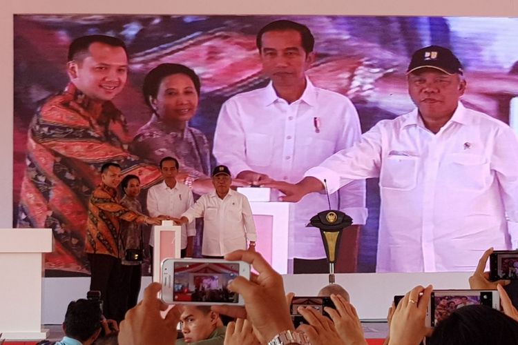 Presiden Joko Widodo meresmikan Jalan Tol Bakauheni-Terbanggi Besar sepanjang 14,5 kilometer pada Minggu (21/1/2018). Didampingi Menteri PUPR Basuki Hadimuljono, dan Menteri BUMN Rini M Soemarno, Jokowi menekan tombol sebagai simbol peresmian.