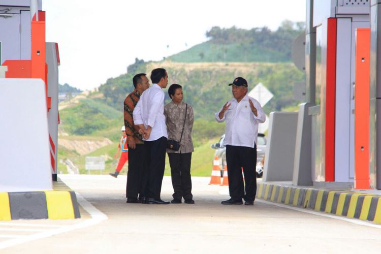 Menteri PUPR Basuki Hadimuljono memberikan penjelasan terkait Tol Bakauheni-Terbanggi Besar kepada Presiden Joko Widodo. 14,5 kilomtere jalan tol ini diresmikan pada Minggu (21/1/2018).