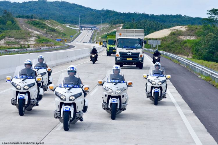 Sebagai simbol infrastruktur logistik Nasional, Presiden Jokowi menaiki truk untuk meninjau Tol Bakauheni-Terbanggi Besar yang diresmikan pada Minggu (21/1/2018).