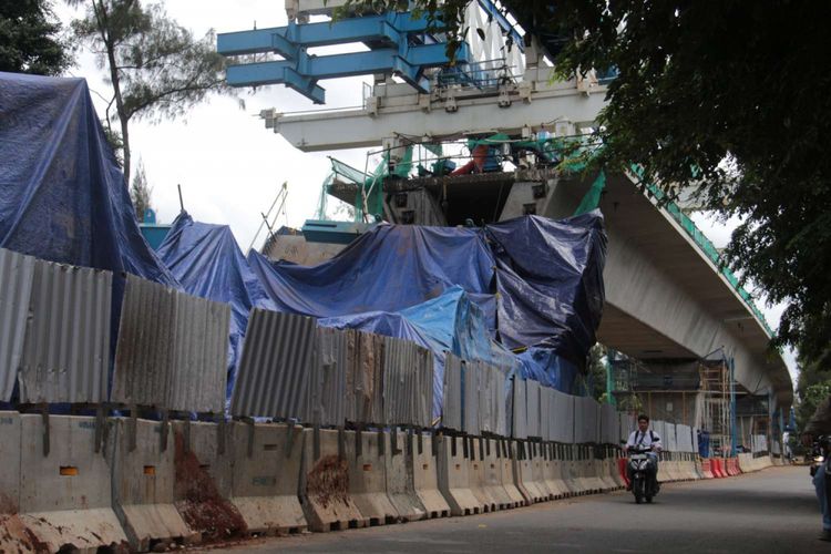 Kondisi pasca robohnya kontruksi proyek LRT di Jalan Kayu Putih, Pulogadung, Jakarta Timur, Senin (22/01/2018). Direktur Utama Jakarta Propertindo (JakPro) Satya Heragandhi menyampikan, robohnya LRT tersebut berawal saat petugas sedang melakukan pemasangan antar-span box P28 ke P29.