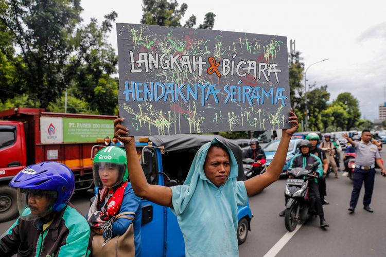 Para pengemudi angkutan umum berbagai jurusan Tanah Abang melakukan aksi unjuk rasa di depan Balai Kota DKI Jakarta, Senin (22/1/2018). Mereka tidak terima dengan kebijakan Pemprov DKI Jakarta yang menutup ruas jalan demi pedagang kaki lima.