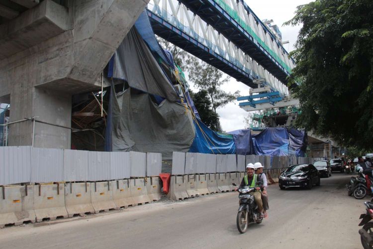 Kondisi pasca robohnya kontruksi proyek LRT di Jalan Kayu Putih, Pulogadung, Jakarta Timur, Senin (22/01/2018). Direktur Utama Jakarta Propertindo (JakPro) Satya Heragandhi menyampikan, robohnya LRT tersebut berawal saat petugas sedang melakukan pemasangan antar-span box P28 ke P29.