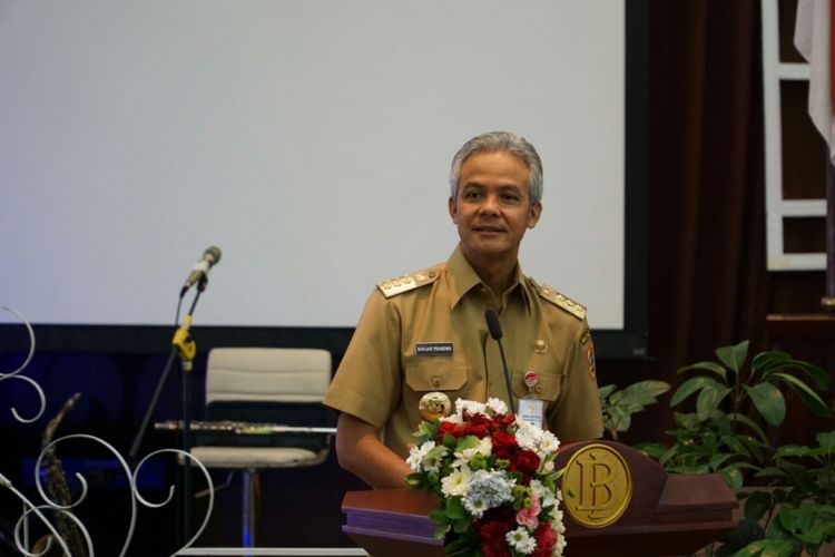 Gubernur Jawa Tengah Ganjar Pranowo memakai seragam keki, Senin (22/1/2018)