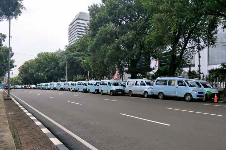 Puluhan angkot terparkir di sepanjang Jalan Merdeka Selatan hingga di depan gedung Balai Kota DKI Jakarta, Senin (22/1/2018).