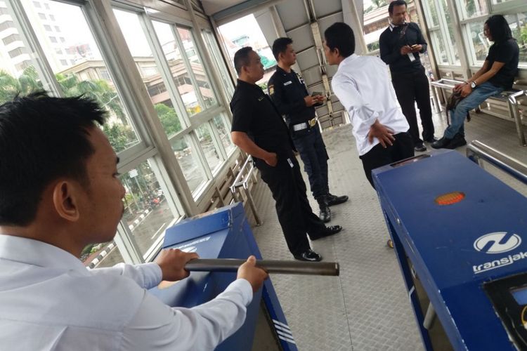 Halte transjakarta ITC Mangga Dua dirusak pada Senin (22/1/2018).