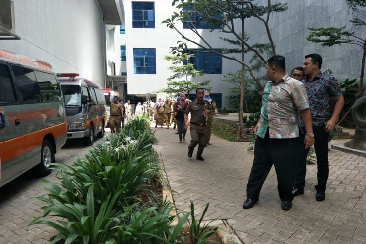 Pegawai Balai Kota DKI berhamburan keluar saat gempa mengguncang Jakarta, Selasa (23/1/2018).