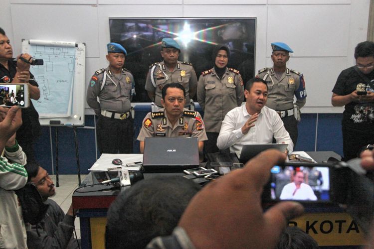 Polisi menggelar konferensi pers perkembangan terbaru kasus tertembaknya kader Gerindra yang melibatkan oknum anggota Brimob, di Mapolresta Bogor Kota, Selasa (23/1/2018).
