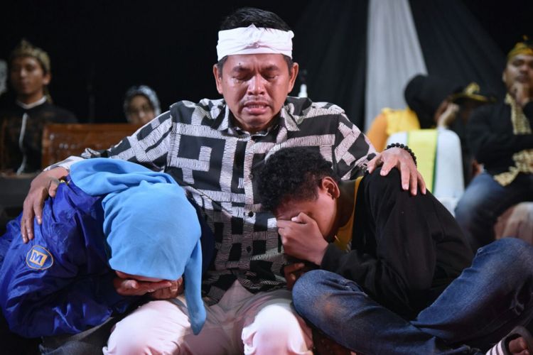 Calon Wakil Gubernur Jawa Barat asal Partai Golkar dan Demokrat Dedi Mulyadi, memeluk Iwan dan keluarganya seusai menceritakan keluh kesahnya, Rabu (24/1/2018) malam. 
