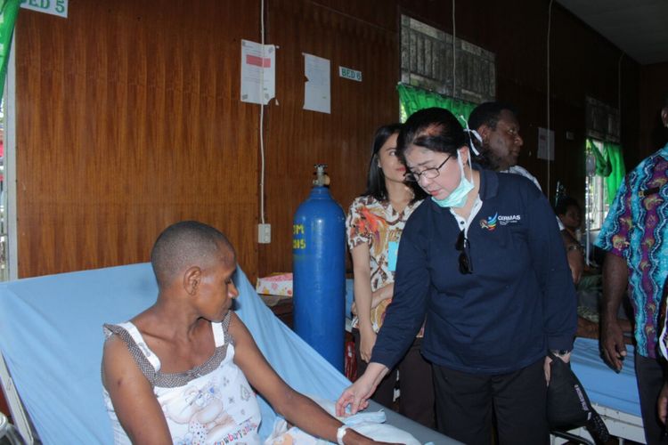 Menteri Kesehatan Nila DF Maoeloek menjenguk korban KLB gizi buruk dan wabah campak di Asmat