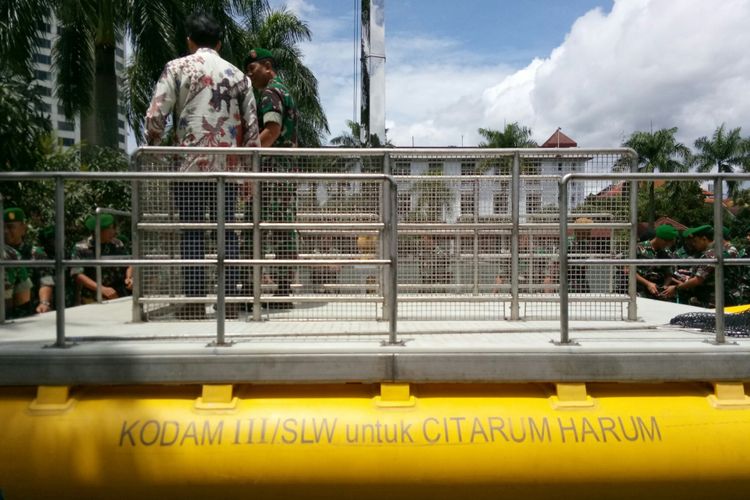 Pangdam III/Siliwangi Mayjen TNI Doni Monardo tengah mengecek Kataraman, kapal pengangkut sampah senilai Rp 135 juta, yang disumbangkan salah satu perusahaan lokal untuk membantu membersihkan sampah di Sungai Citarum. Kapal tersebut diperlihatkan kepada awak media di Makodam III/Siliwangi, Jumat (26/1/2018). 