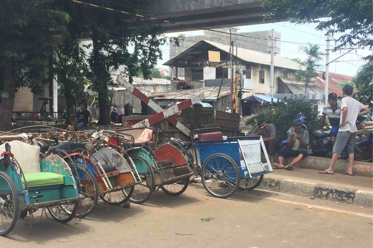 Sejumlah penarik becak berkumpul di kolong jembatan layang Bandengan Utara, Jakarta Barat, Jumat (26/1/2018). Para penarik becak mengaku bersyukur atas rencana Gubernur DKI Jakarta Anies Baswedan mengizinkan kembali becak beroperasi di Ibu Kota. 