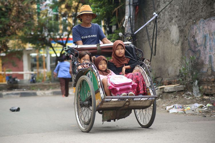 Sejumlah penarik becak mulai beroperasi di Bandengan, Jakarta Utara, Jumat (26/1/2018). Perhatian terhadap penarik becak kembali diberikan oleh Gubernur DKI Jakarta Anies Baswedan. Ia berharap becak tetap beroperasi di rute khusus di Jakarta