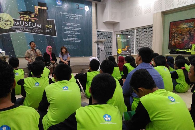 Salah satu anak maestro lukis Indonesia Basoeki Abdullah, Cecilia Sidhawati Abdullah (paling kanan) berkisah pengalaman hidupnya bersama ayahnya di hadapan puluhan siswa SMP se-Jakarta di Museum Basuki Abdullah, Jumat (26/1/2018). Para pelajar SMP tengah mengikuti kegiatan Semalam di Museum sebagai salah satu bentuk penguatan pendidikan karakter.