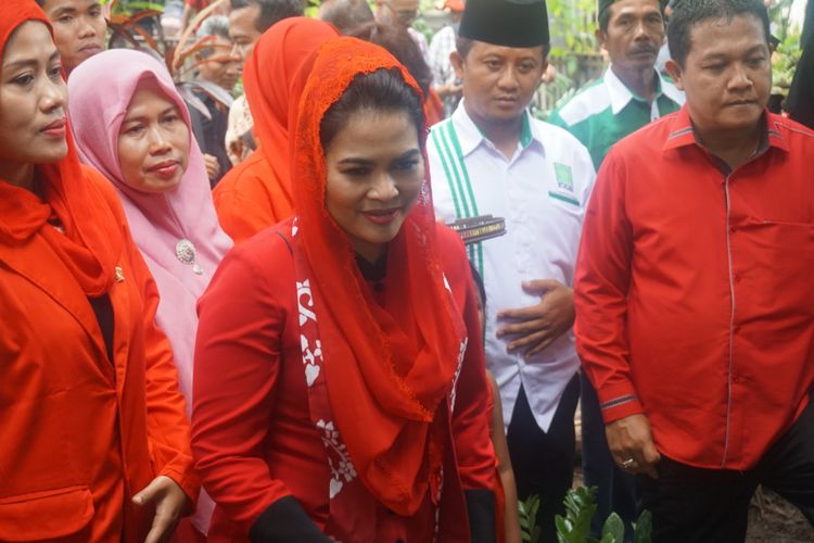Puti Guntur, calon wakil Gubernur Jawa Timur saat berkunjung di Banyuwangi Sabtu (27/1/2018)