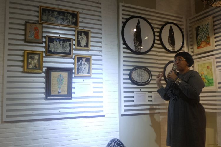 Seniman Ika Vantiani saat menjelaskan karyanya pada acara pembukaan Buzzing Art di 2madison gallery, Kemang, Jakarta Selatan, Sabtu (27/1/2018).