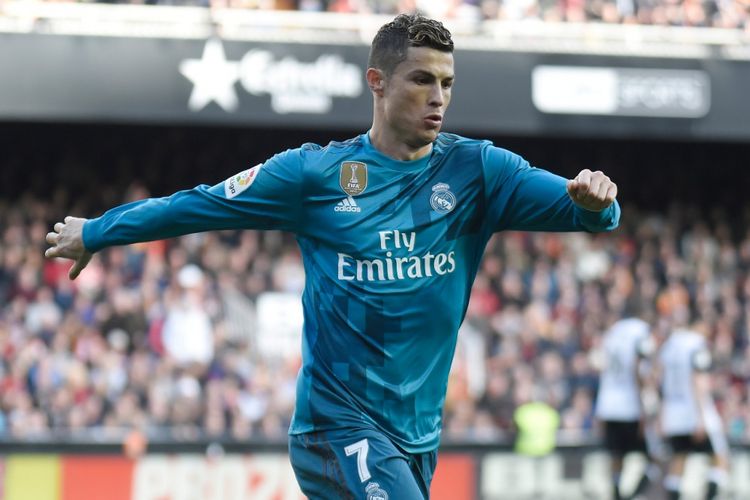 Cristiano Ronaldo merayakan gol Real Madrid ke gawang Valencia di Stadion Mestall pada pertandingan La Liga, Sabtu (27/1/2018).