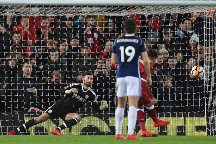 Tendangan penalti Roberto Firmino hanya membentu mistar gawang lawan. Liverpool kalah 2-3 dari West Bromwich Albion pada babak keempat Piala FA, Sabtu (27/1/2018).