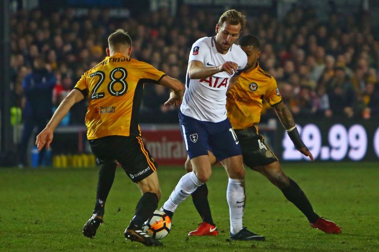Striker Tottenham Hotspur, Harry Kane, mencoba lepas dari kawalan dua pemain Newport County pada pertandingan babak keempat Piala FA, Sabtu (27/1/2018). 