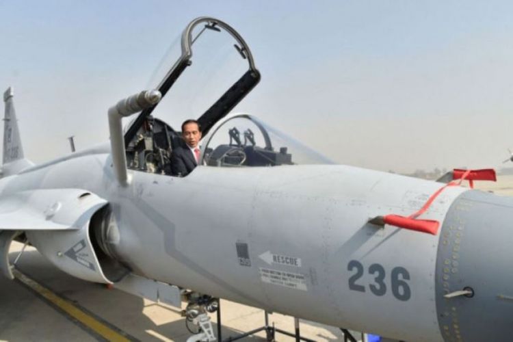 Presiden Joko Widodo menyempatkan diri naik ke kokpit pesawat tempur JF-17 Thunder hasil kerja sama industri kedirgantaraan Pakistan dengan Tiongkok di Pangkalan Udara Nur Khan, Islamabad, Pakistan, Sabtu, sebelum melanjutkan perjalanan ke Bangladesh. 