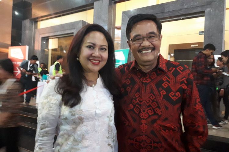 Djarot Saiful Hidayat bersama sang istri Happy Farida saat menonton  Line Concert yang digelar di Medan International Convention Center, Medan Sunggal, Sumatera Utara, pada Sabtu (27/1/2018)
