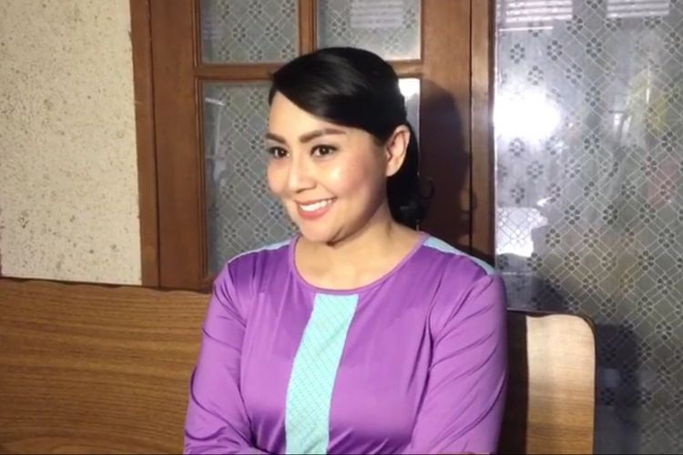 Tessa Kaunang memberikan klarifikasi soal tuduhan mantan suaminya, Sandy Tumiwa, di sela menjalani shooting di Studio Persari, Jagakarsa, Jakarta Selatan, Sabtu (27/1/2018) malam. 