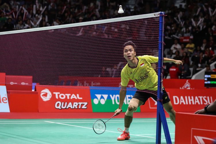 Pebulu tangkis tunggal putra Indonesia Anthony Sinisuka Ginting mengembalikan bola ke arah tunggal putra asal Jepang Kazumasa Sakai dalam babak final Indonesia Master di Istora Senayan, Jakarta, Minggu (28/1/2018). Pebulu tangkis tunggal putra Indonesia Anthony Sinisuka Ginting juara Indonesia Master 2018 menang dengan dua gim langsung 21-13 dan 21-12.