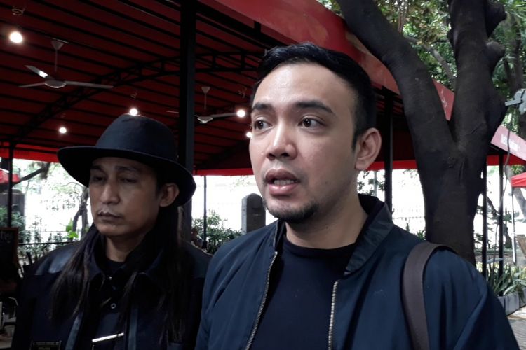 Sandy Tumiwa dan kuasa hukumnya ditemui di Polda Metro Jaya, Jakarta Selatan, Selasa (30/1/2018).