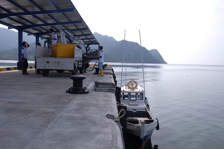 Kapal nelayan sedang bersandar di Pelabuhan SKPT Selat Lampa, Natuna, Kepulauan Riau, untuk mengisi pasokan es yang dipakai mengawetkan ikan hasil tangkapannya, Minggu (29/1/2018)