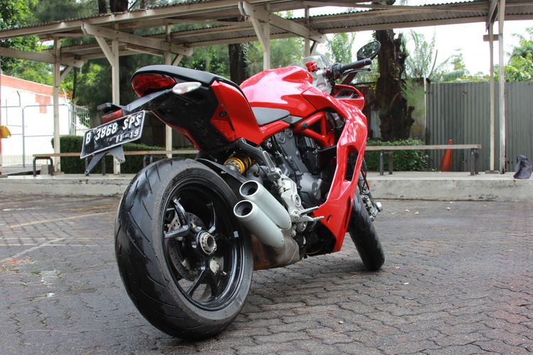 Paras Ducati Supersport terlihat lebih ramping dibanding Panigale