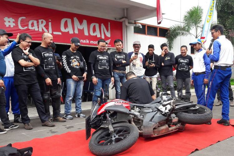 Komunitas Honda Rebel belajar safety riding.