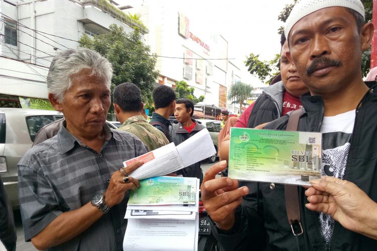 Salah satu jemaah umrah PT SbL, Engkos Koswara (45) tengah menunjukan dokumen pendaftaran dan Bilyet PT Solusi Balad Lumampah (SBL) di Kantor Pusat PT SBL, Jalan Dewi Sartika, Koata Bandung, Rabu (31/1/2018)  